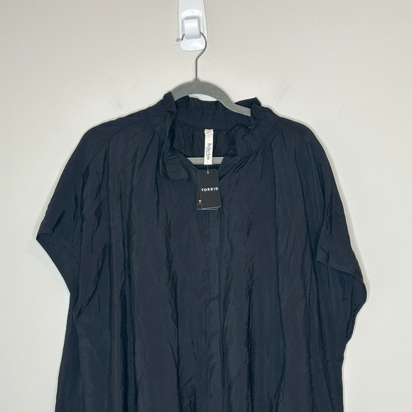 Torrid Belle Isle Black Rayon Nylon SS Popover Top Size 1X 14 16 NWT - Picture 8 of 13